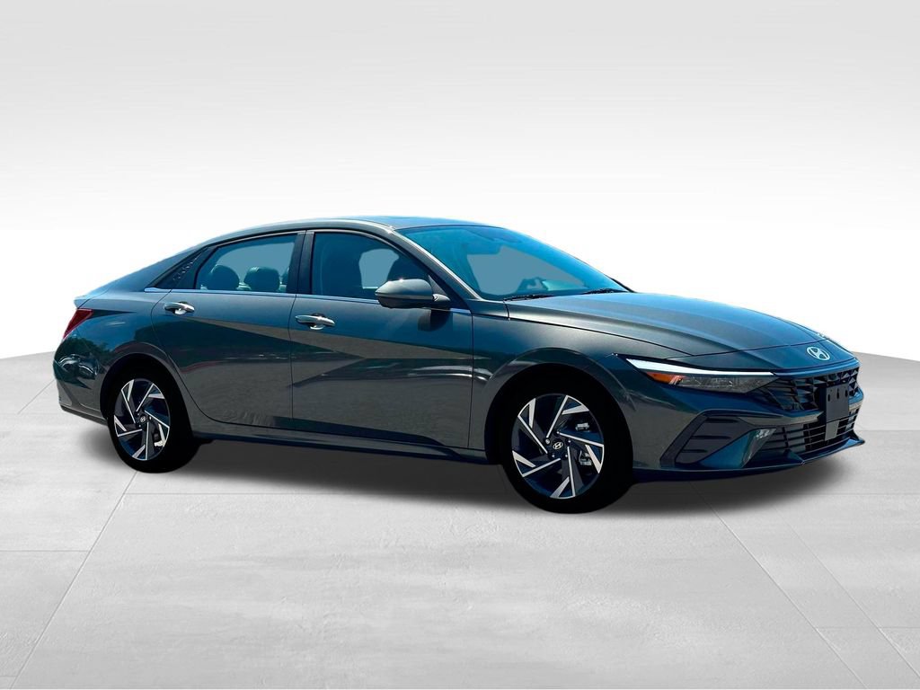 Used 2025 Hyundai Elantra Limited FWD image 11