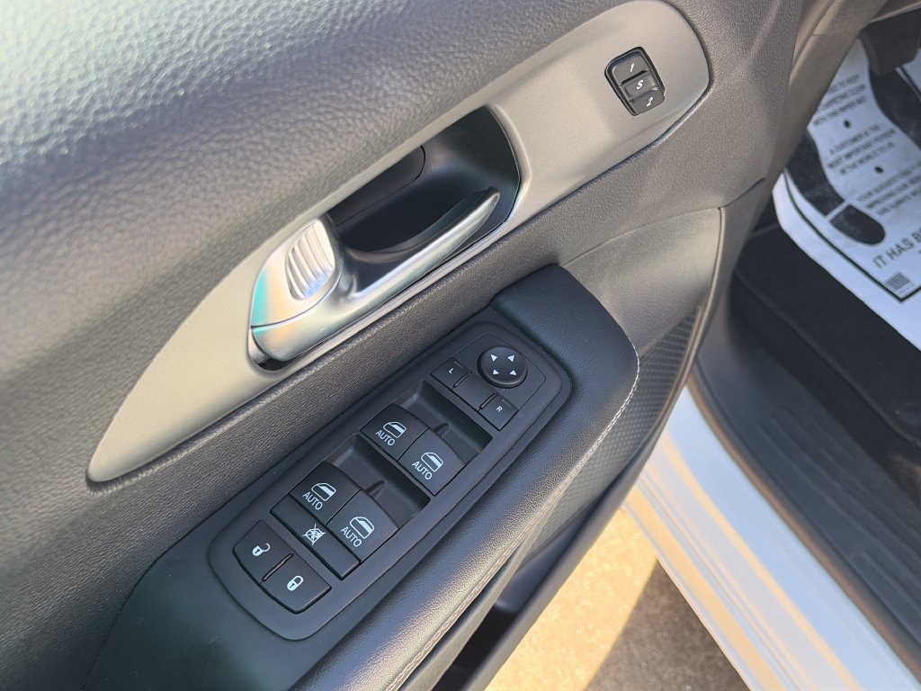 Used 2025 Chrysler Pacifica Select FWD image 16