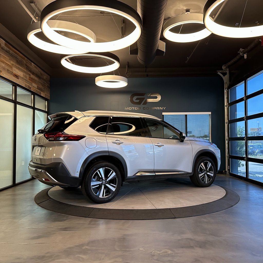 Used 2021 Nissan Rogue Platinum image 3