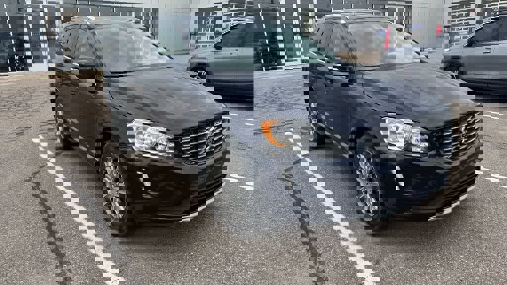 Used 2016 Volvo XC60 T6 w/ Proximity Package image 3