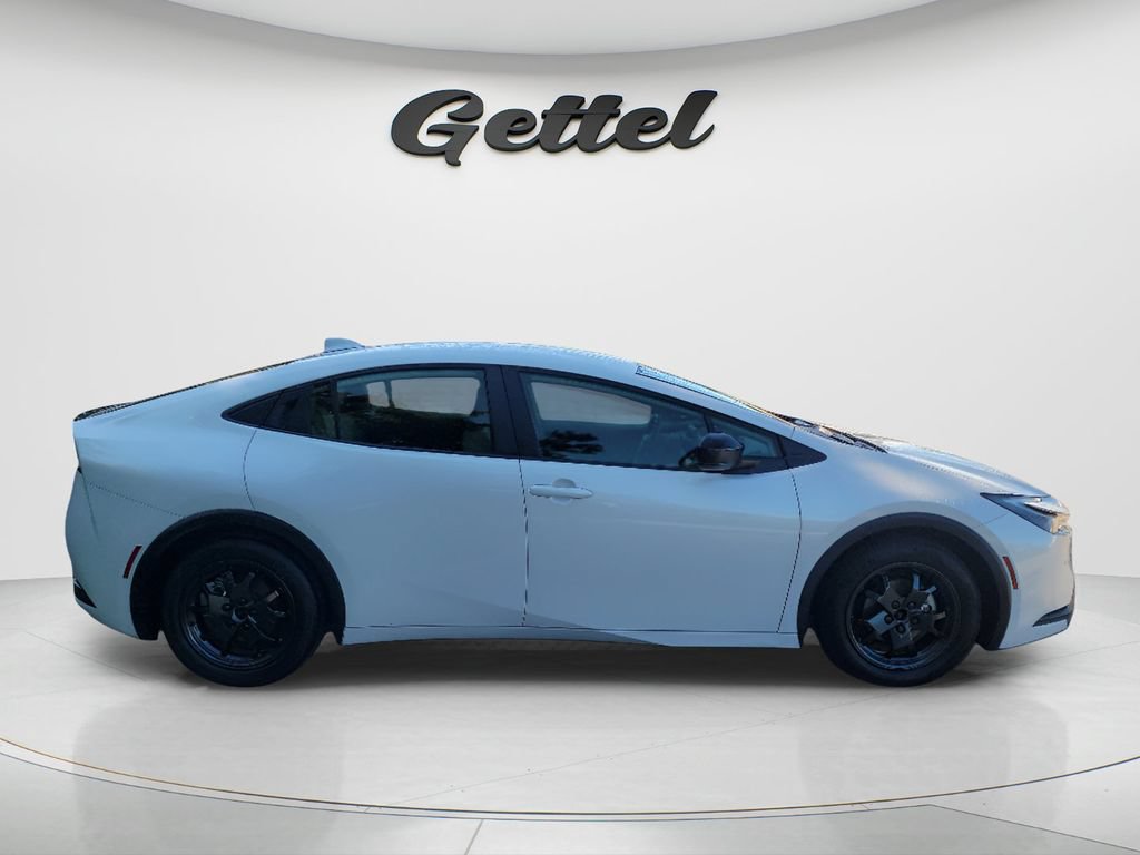 Used 2024 Toyota Prius LE FWD image 4