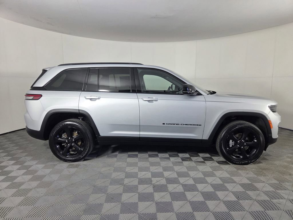 Certified 2025 Jeep Grand Cherokee Altitude image 6