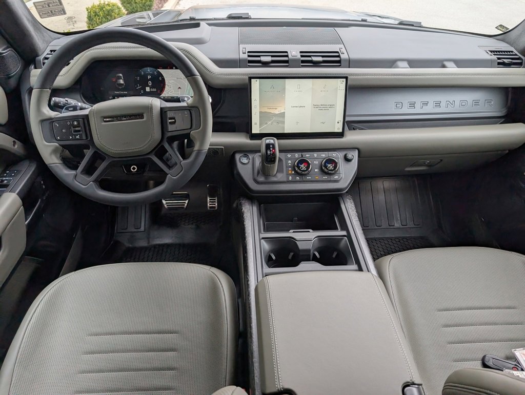Used 2025 Land Rover Defender 110 image 9