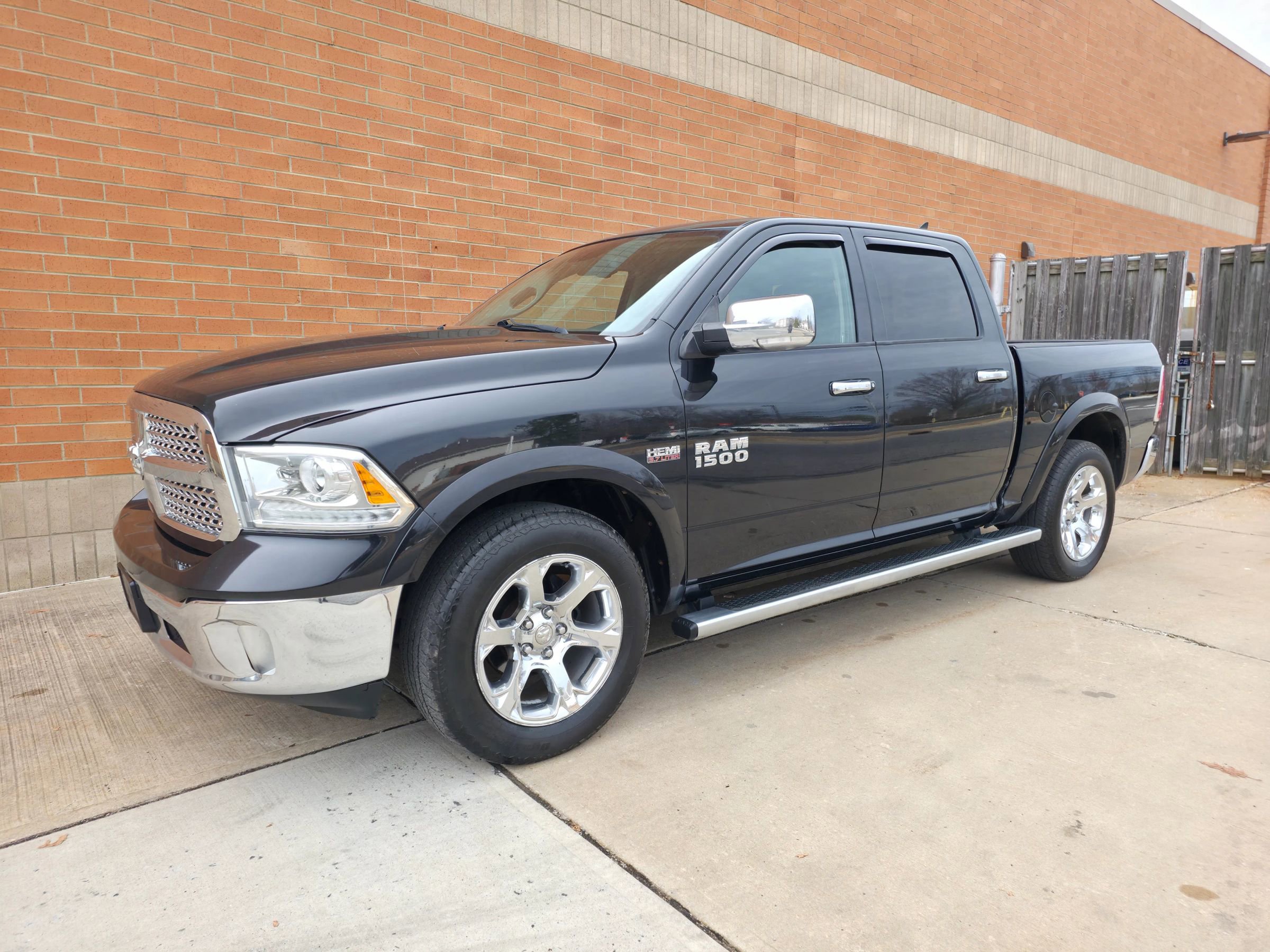 Used 2016 RAM 1500 Laramie w/ Convenience Group AWD/4WD image 3