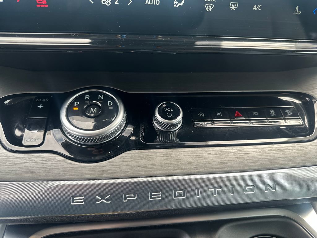 Used 2025 Ford Expedition Platinum image 18