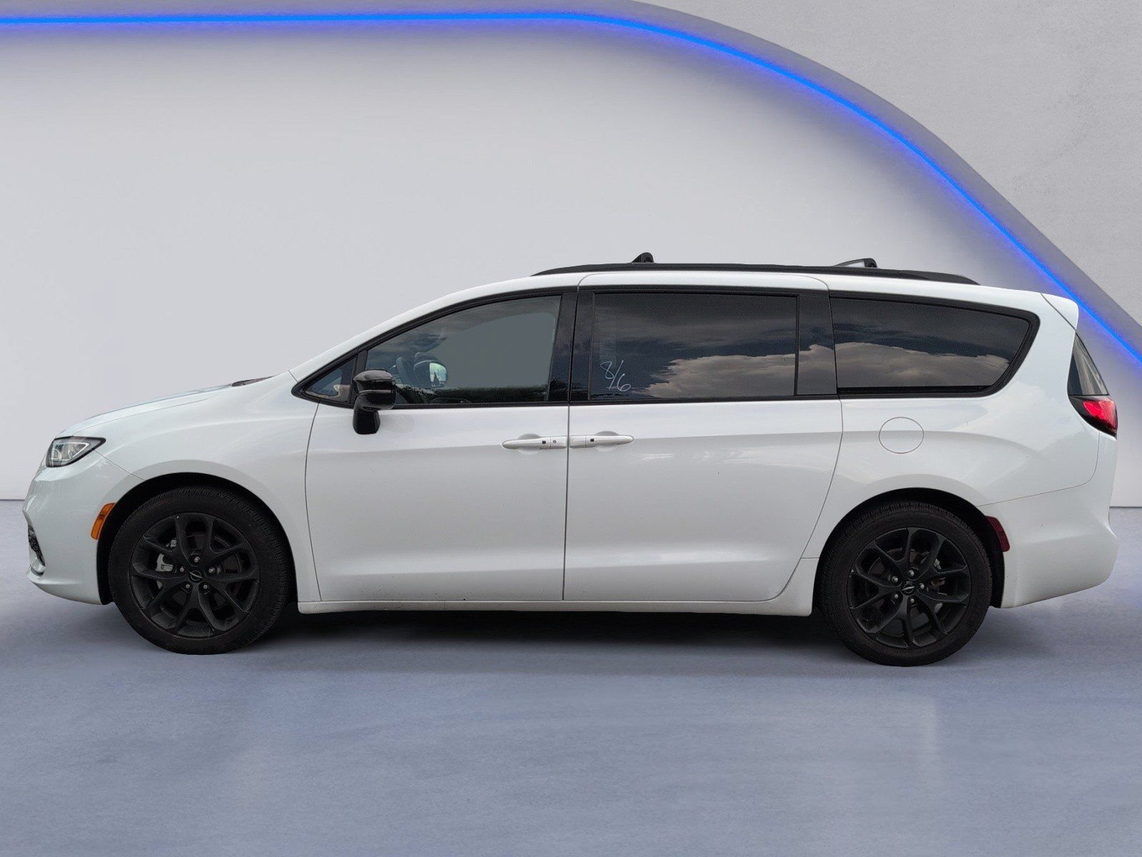 Used 2025 Chrysler Pacifica Limited FWD image 5