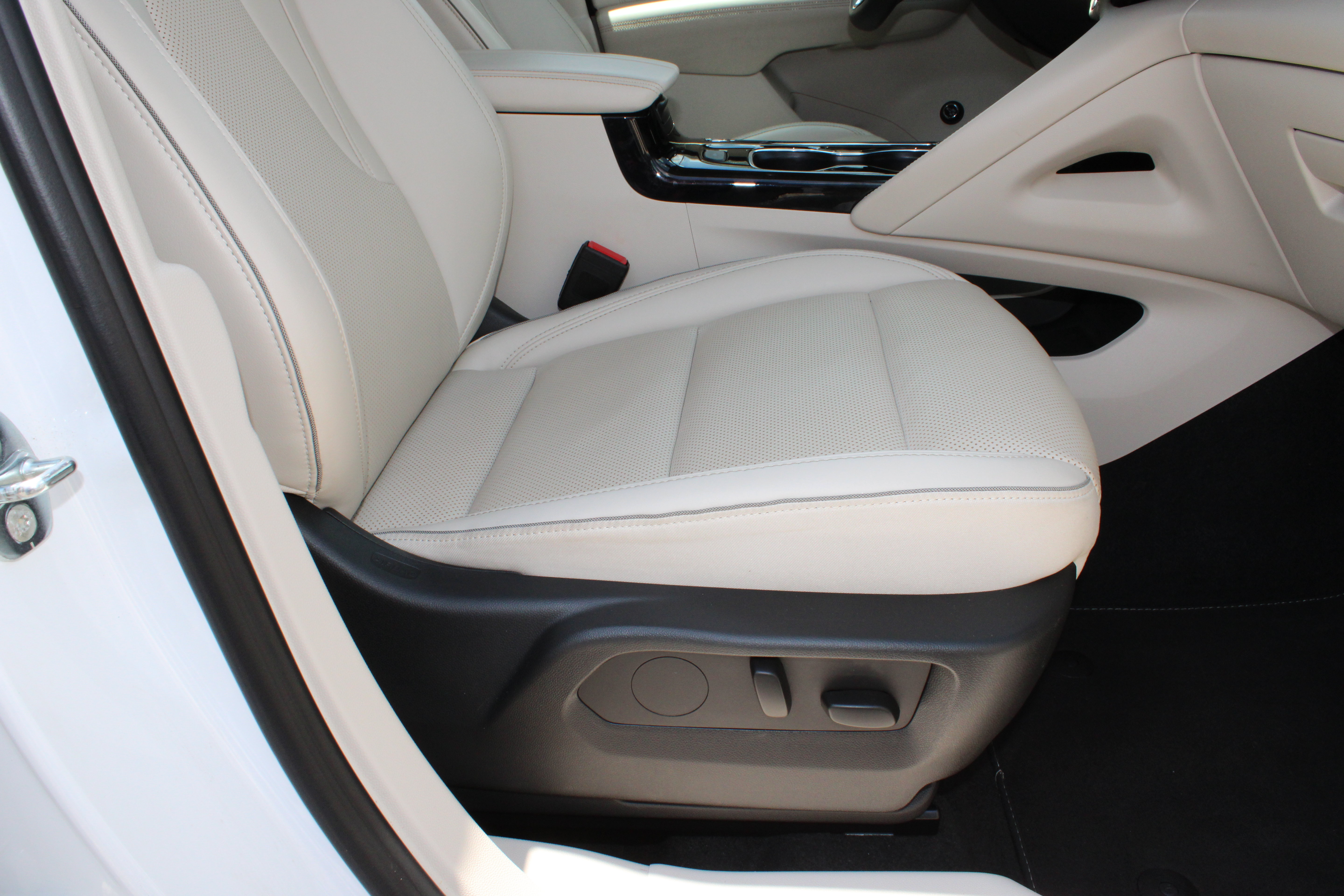 Used 2023 Buick Envision Essence AWD/4WD image 17