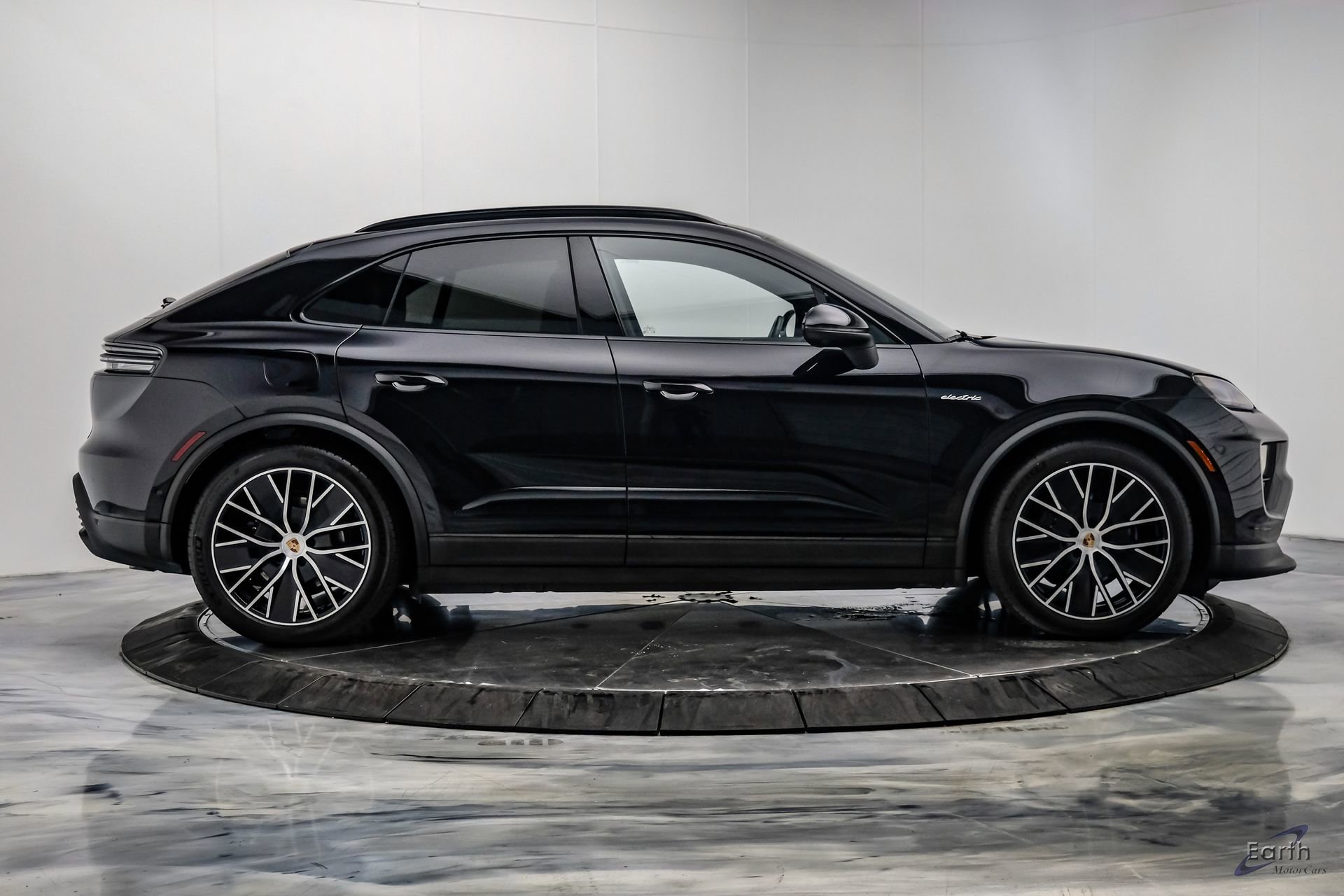 Used 2025 Porsche Macan 4 Electric AWD/4WD image 19