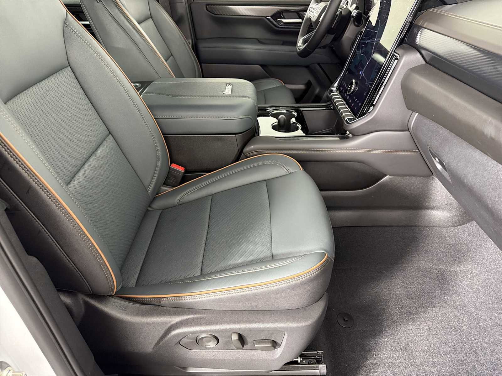 Certified 2025 GMC Yukon XL AT4 w/ AT4 Premium Plus Package image 12