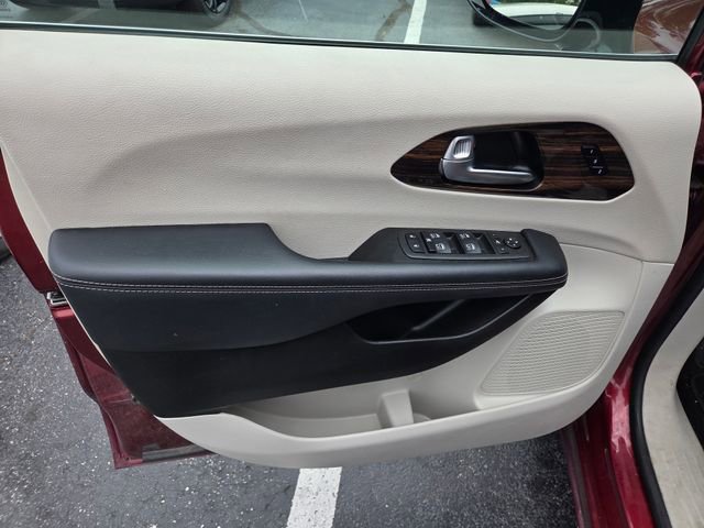 Used 2023 Chrysler Pacifica Limited FWD image 10