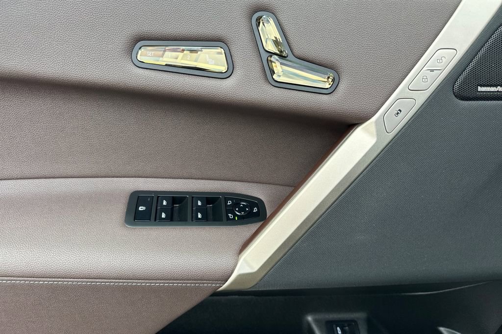 Used 2023 BMW iX xDrive50 w/ Premium Package image 10