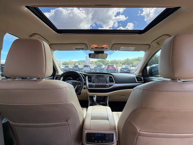 Used 2019 Toyota Highlander XLE w/ Carpet Mat Package (TMS) AWD/4WD image 11