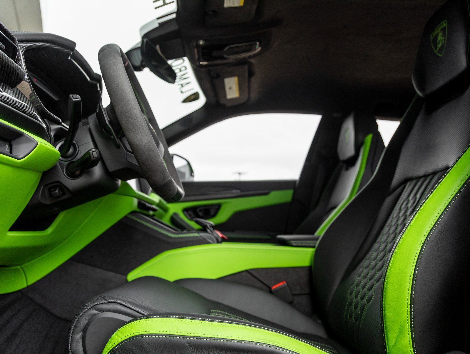 Used 2025 Lamborghini Urus SE image 24