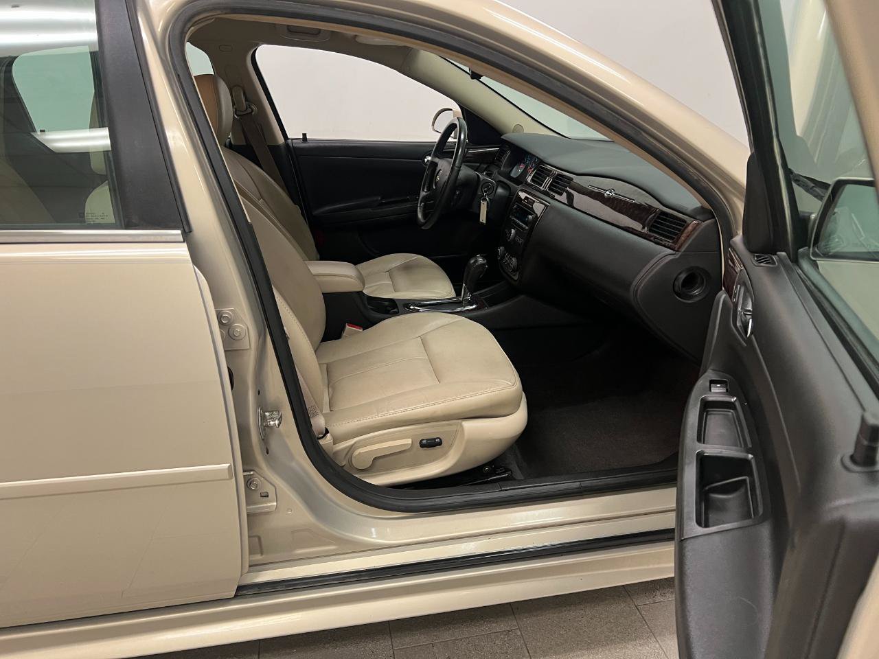 Used 2012 Chevrolet Impala LTZ FWD image 25