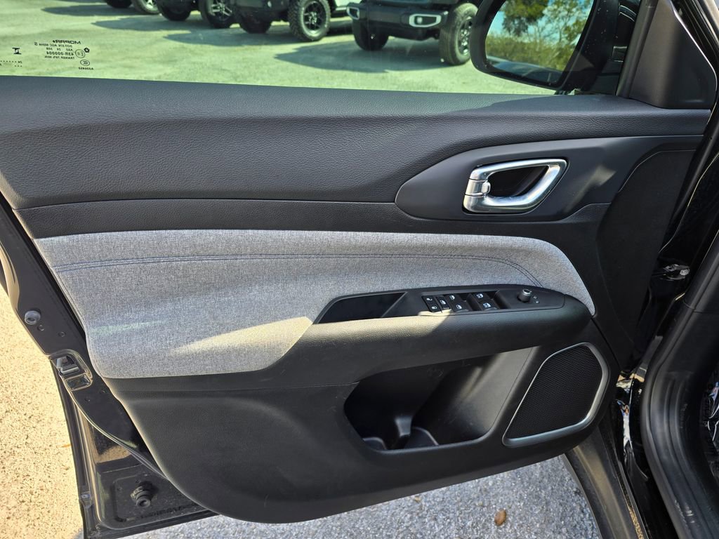 Used 2025 Jeep Compass Sport image 12