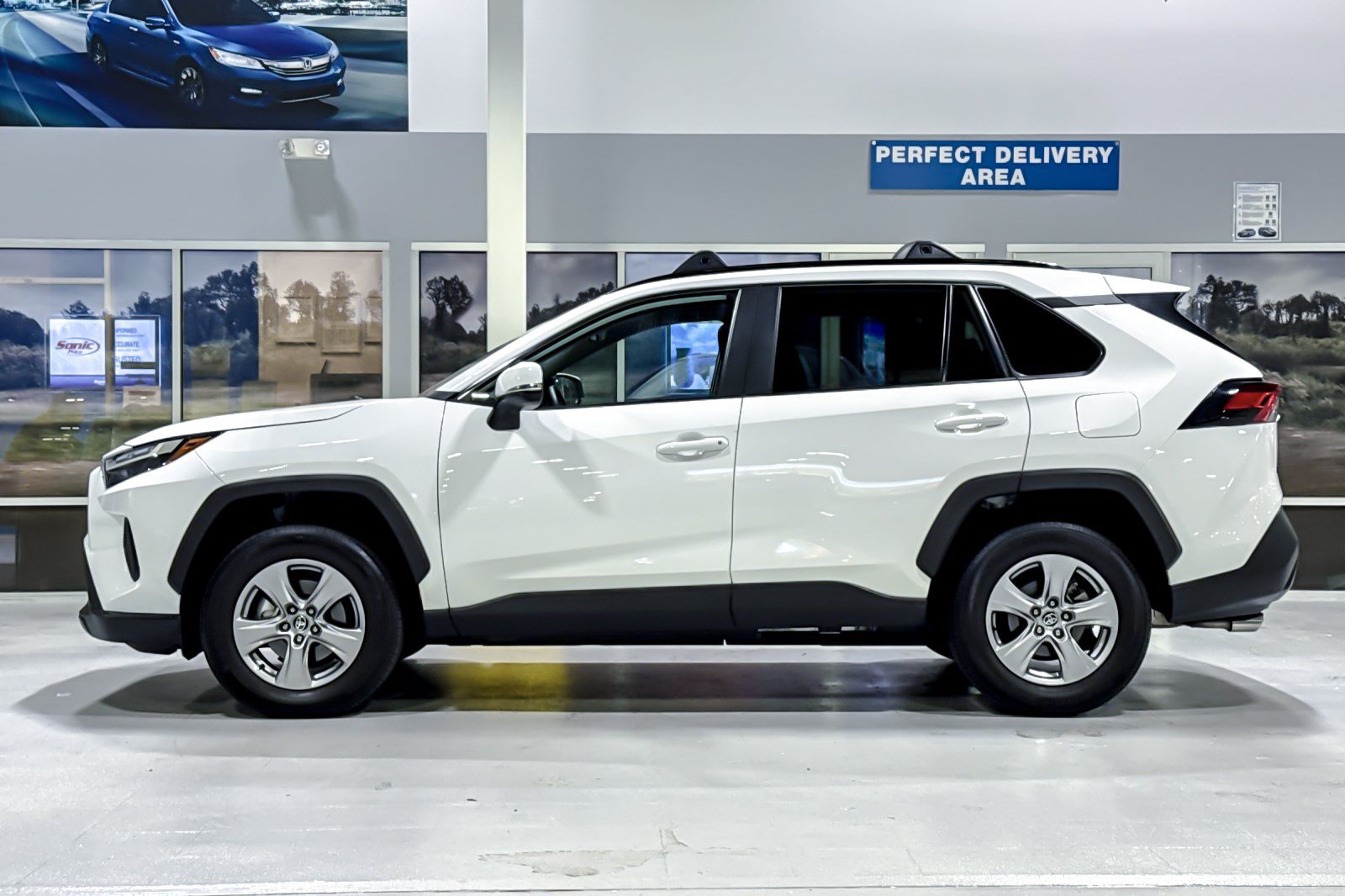 Used 2025 Toyota RAV4 XLE FWD image 2