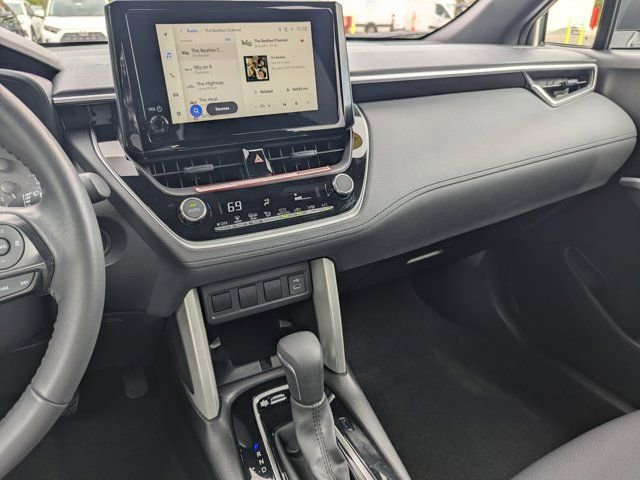 Used 2024 Toyota Corolla Cross SE image 24