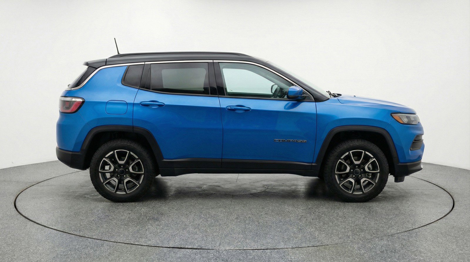 Used 2025 Jeep Compass Trailhawk w/ Trailer Tow Group AWD/4WD image 11