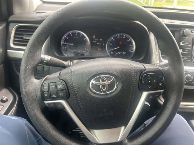 Used 2017 Toyota Highlander LE FWD image 6