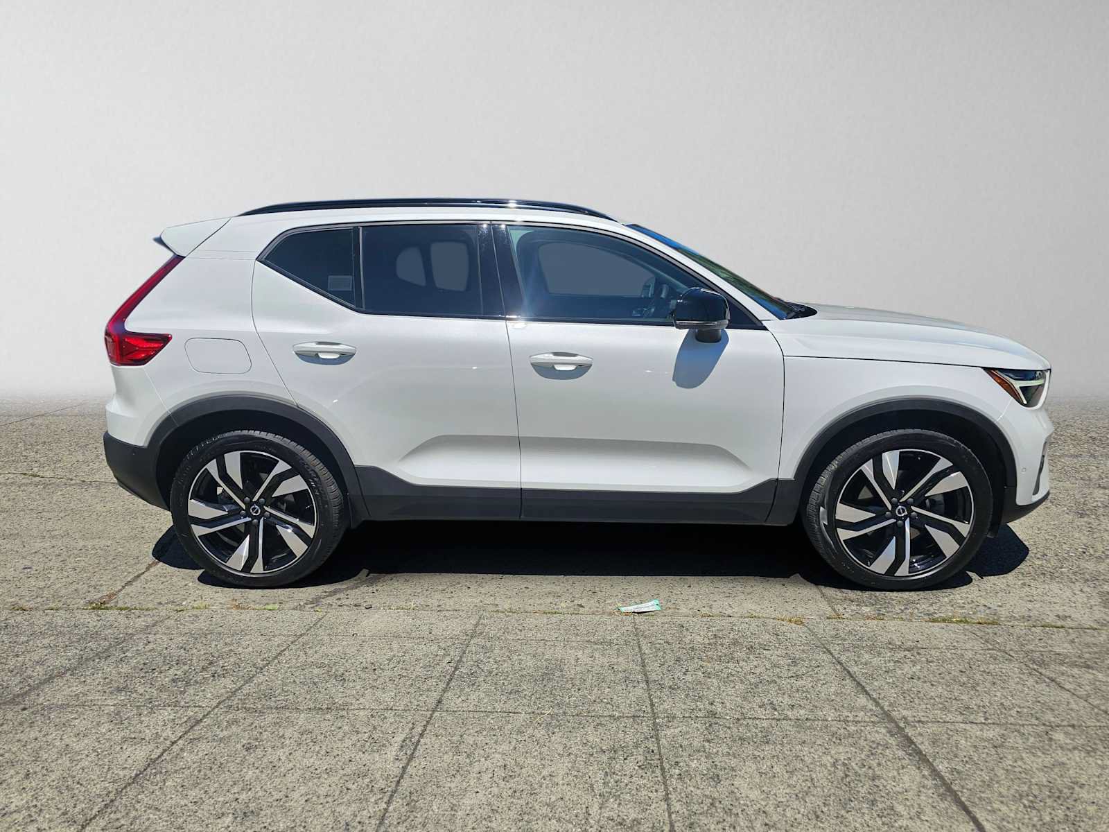 Certified 2023 Volvo XC40 B5 Plus w/ Protection Package Premier AWD/4WD image 2