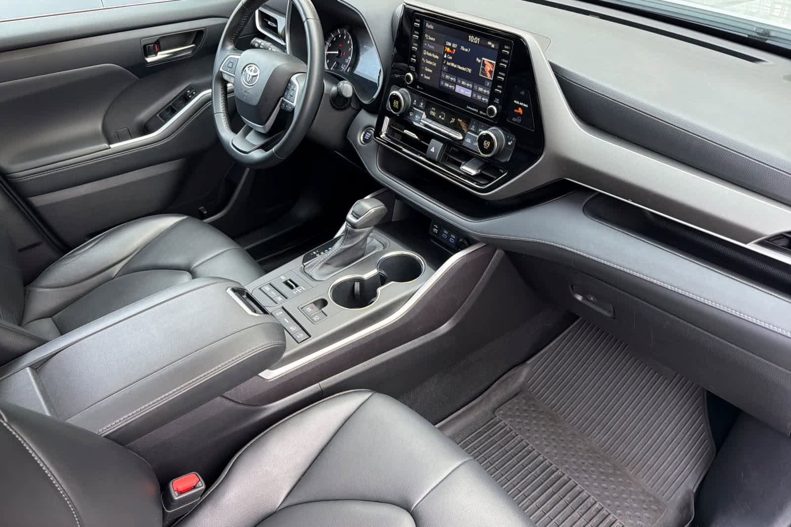 Used 2022 Toyota Highlander XLE AWD/4WD image 19