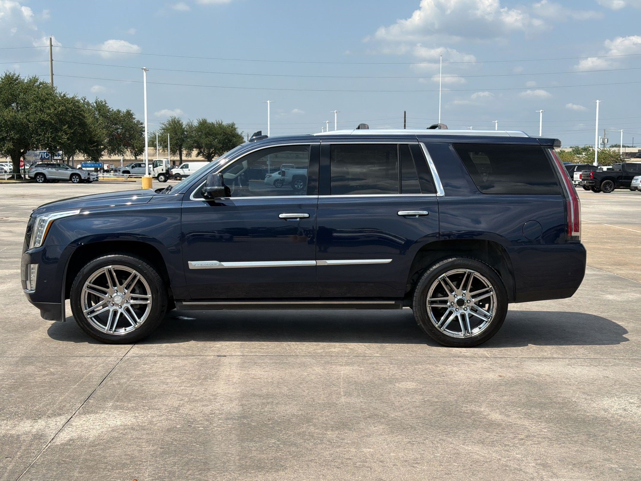 Used 2018 Cadillac Escalade Premium Luxury RWD image 2