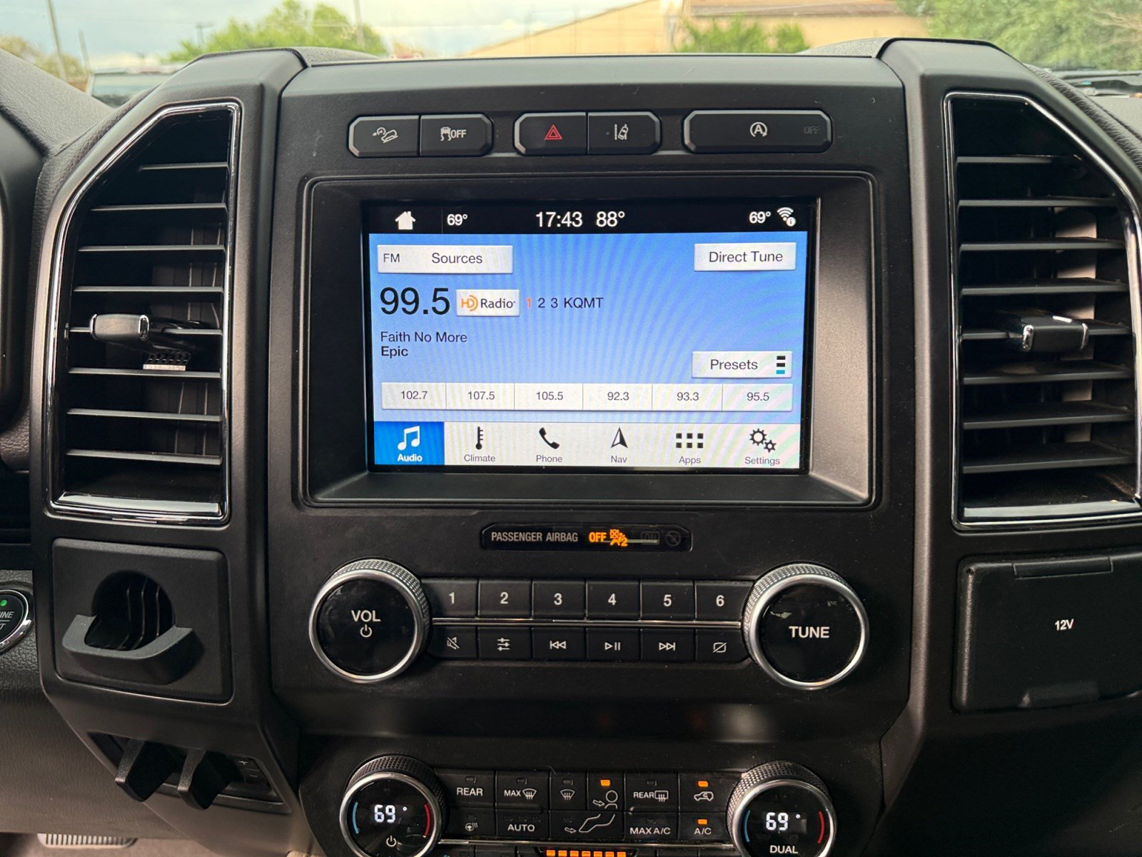 Used 2019 Ford Expedition Limited w/ Equipment Group 301A AWD/4WD image 26