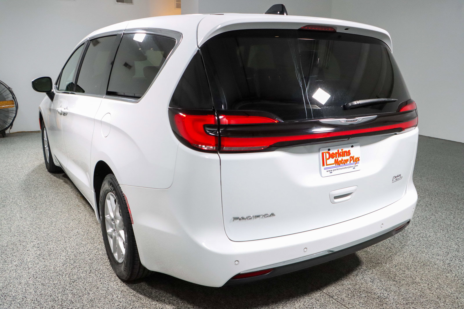 Used 2023 Chrysler Pacifica Touring-L image 9