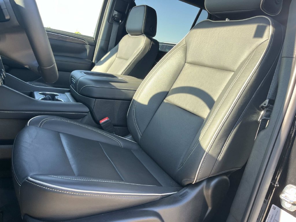 Used 2024 Chevrolet Suburban Premier AWD/4WD image 37