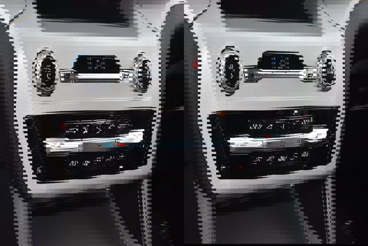 Used 2023 Ford Explorer XLT w/ Equipment Group 202A image 25