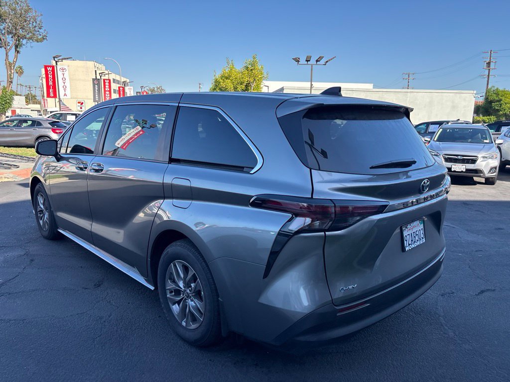 Used 2026 Toyota Sienna LE FWD image 6