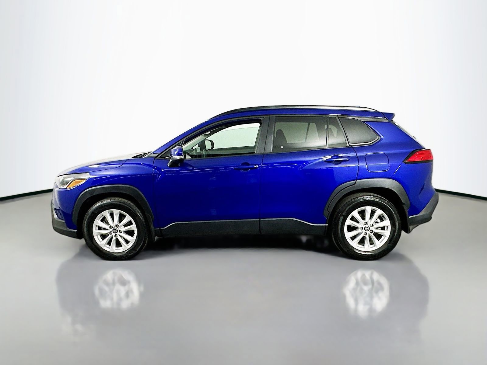 Certified 2024 Toyota Corolla Cross LE w/ Moonroof Package AWD/4WD image 4