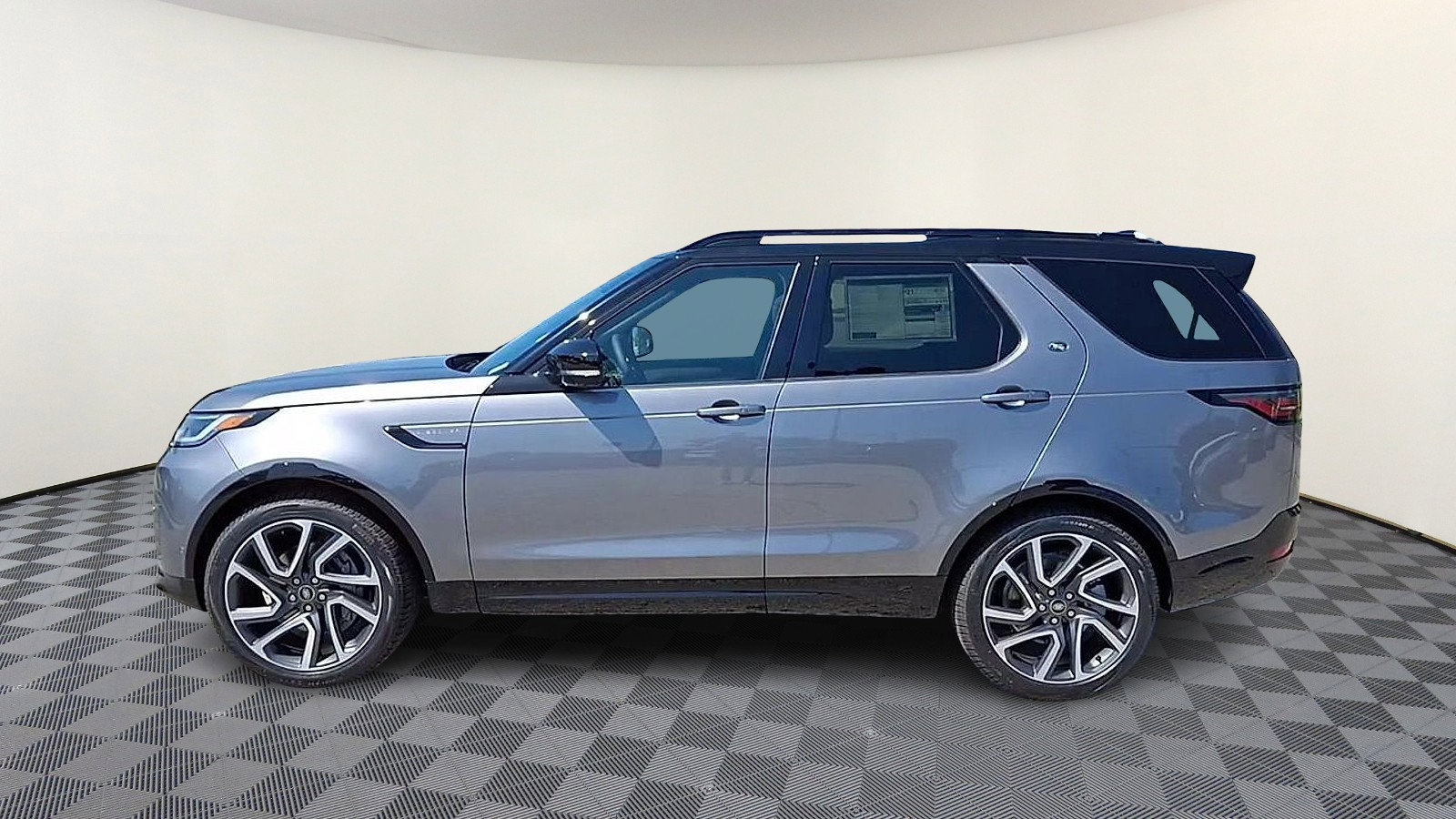 Certified 2025 Land Rover Discovery Dynamic SE image 5