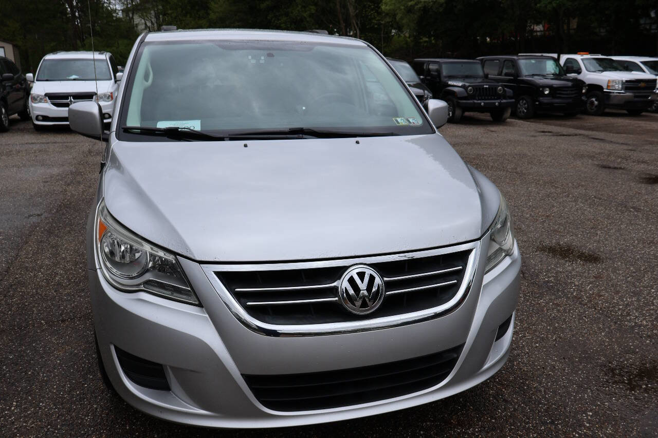 Used 2011 Volkswagen Routan SE FWD image 2
