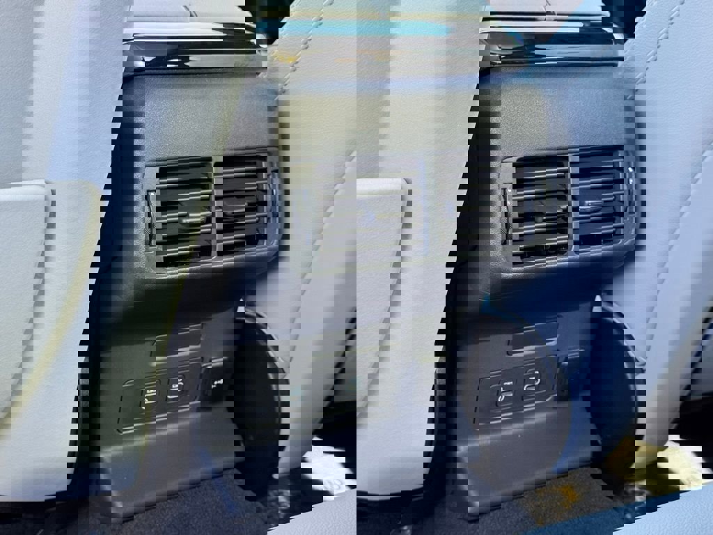 Used 2026 Land Rover Range Rover Velar Dynamic SE image 37