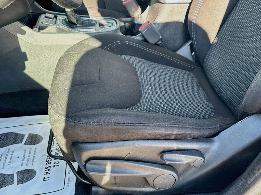 Used 2020 Jeep Cherokee Latitude FWD image 23
