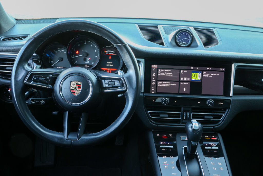 Certified 2023 Porsche Macan Turbo AWD/4WD image 38