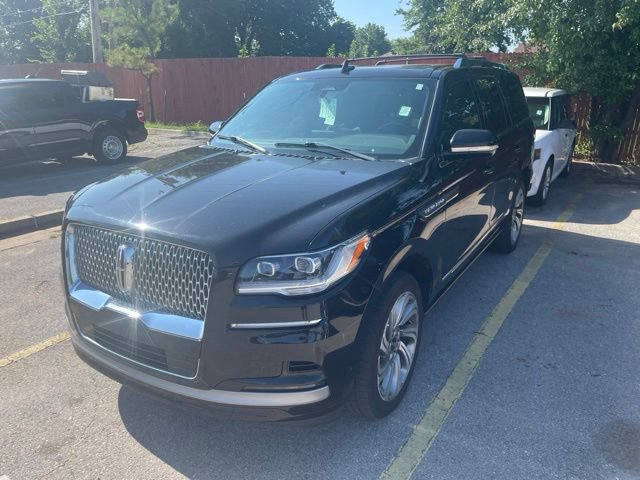 Used 2022 Lincoln Navigator 4WD image 2