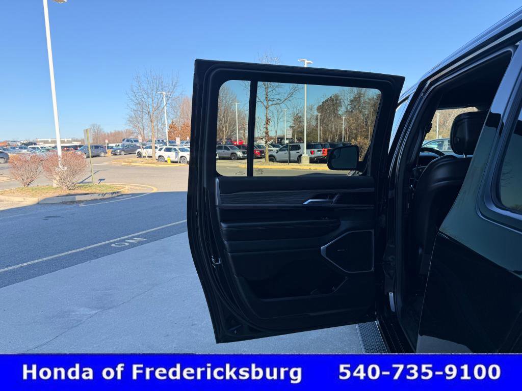 Used 2024 Jeep Wagoneer L Series II w/ Flexible Seating Group image 16