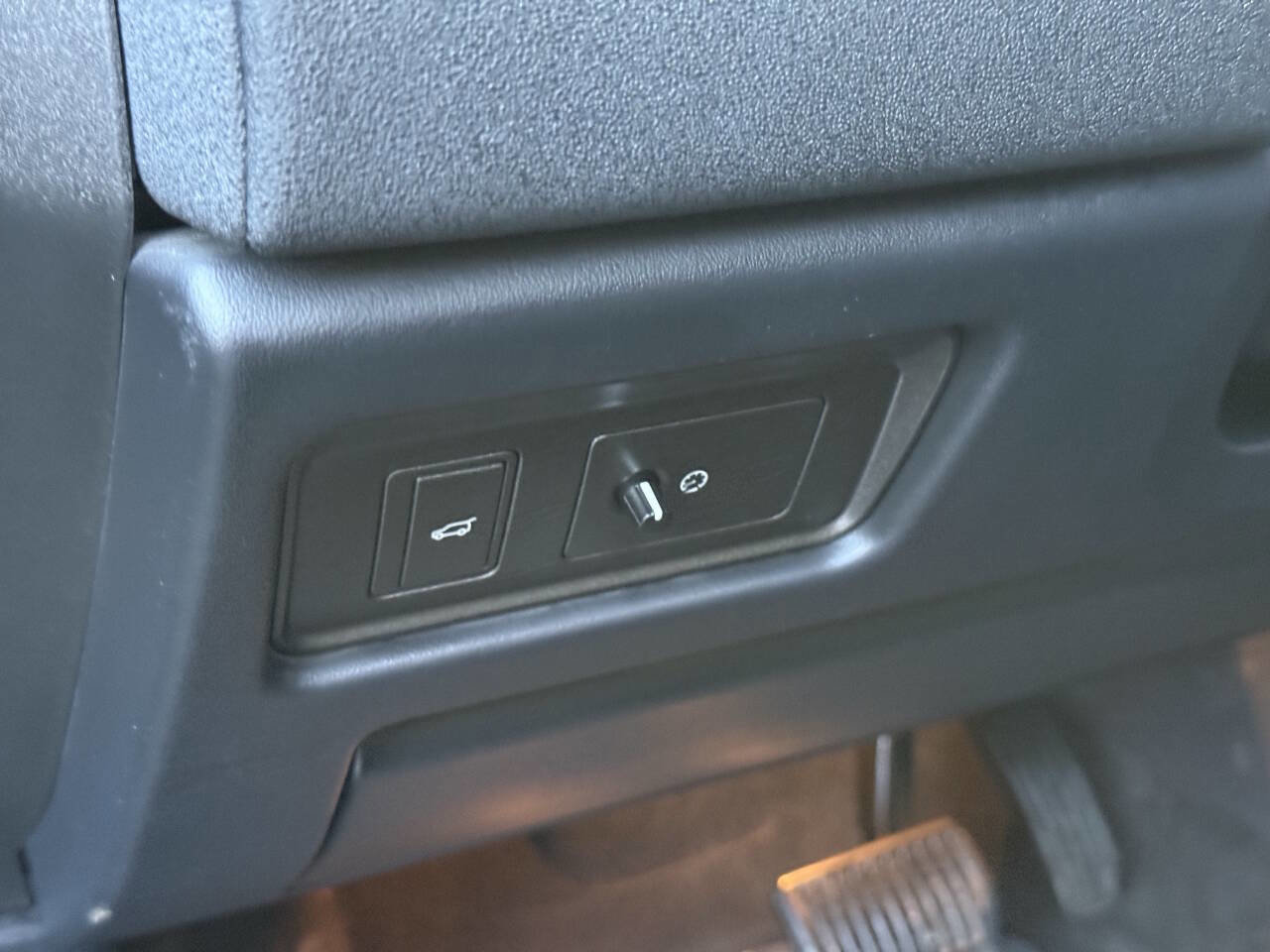 Used 2018 Land Rover Range Rover Evoque SE image 28