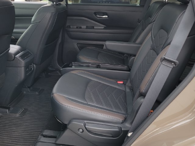 Used 2024 Nissan Pathfinder Platinum AWD/4WD image 11