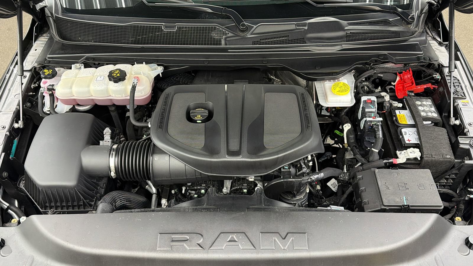 Used 2025 RAM 1500 Laramie w/ Sport Appearance Package AWD/4WD image 16