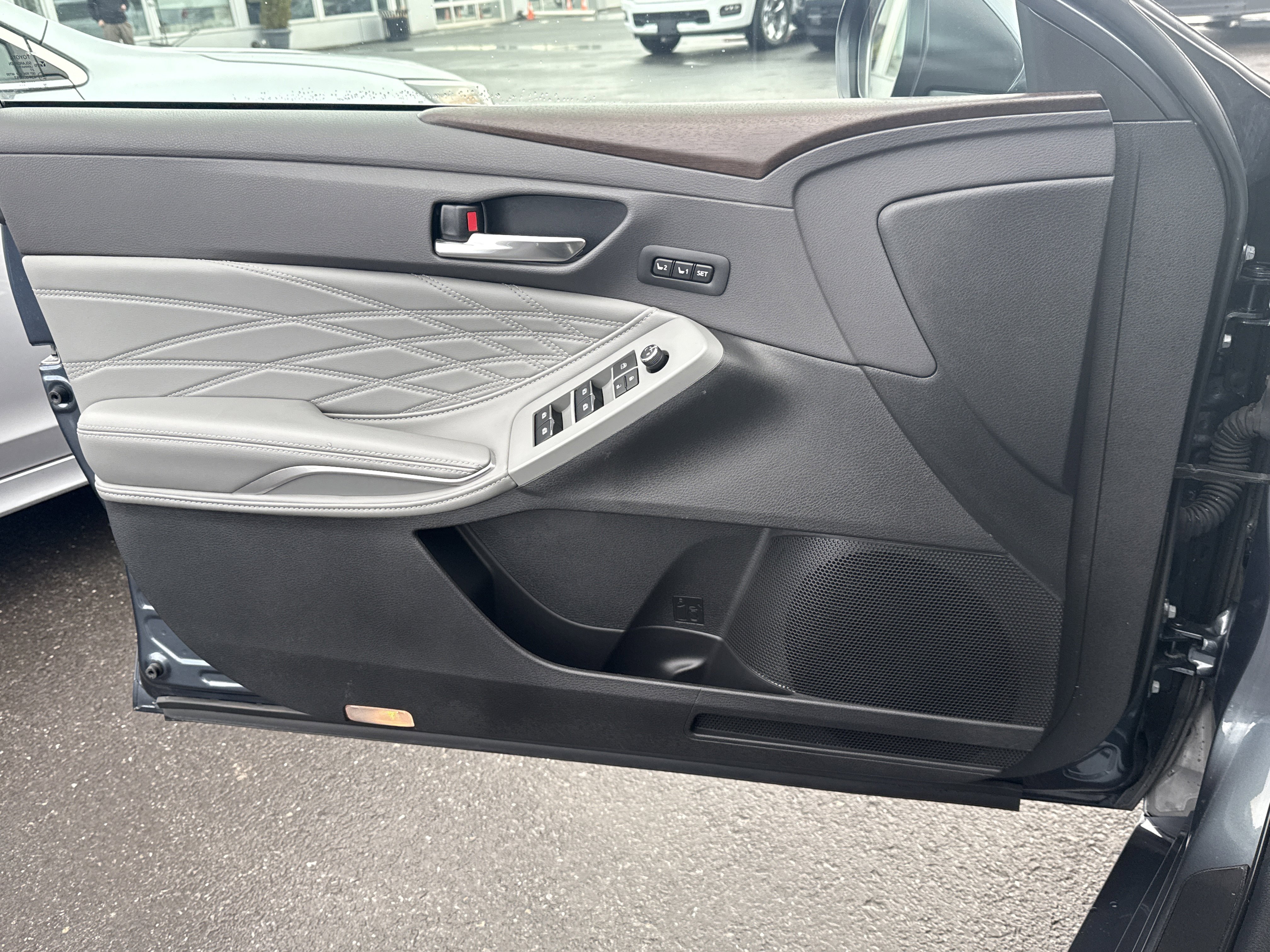 Used 2022 Toyota Avalon Limited image 15