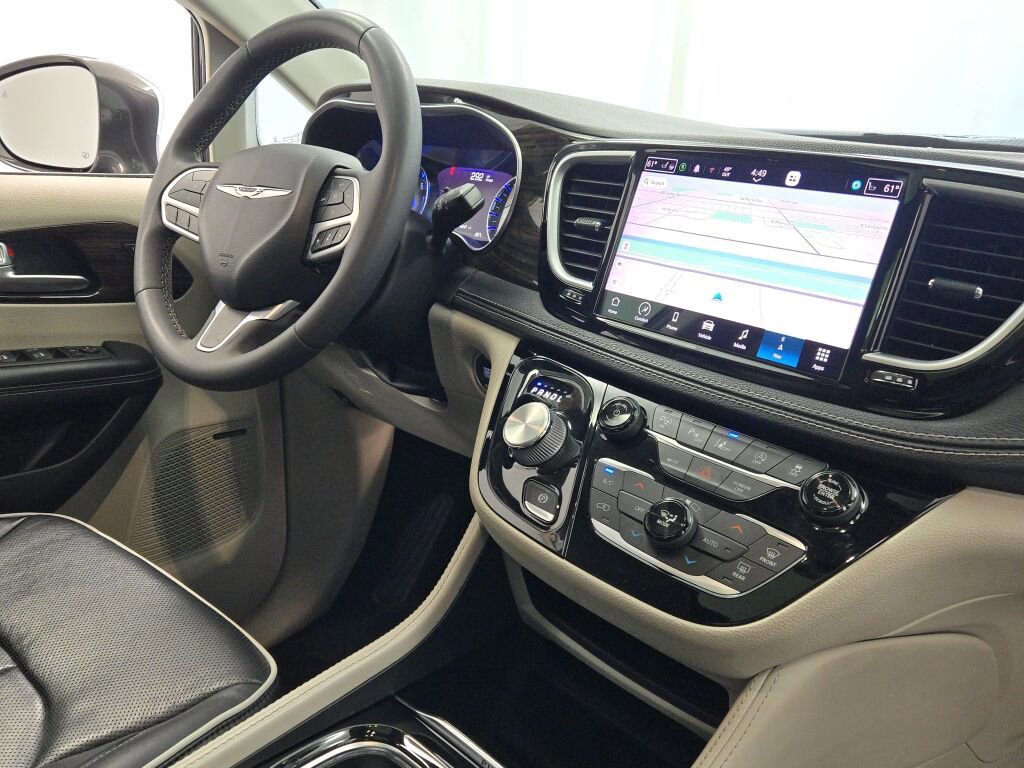 Used 2022 Chrysler Pacifica Limited FWD image 7