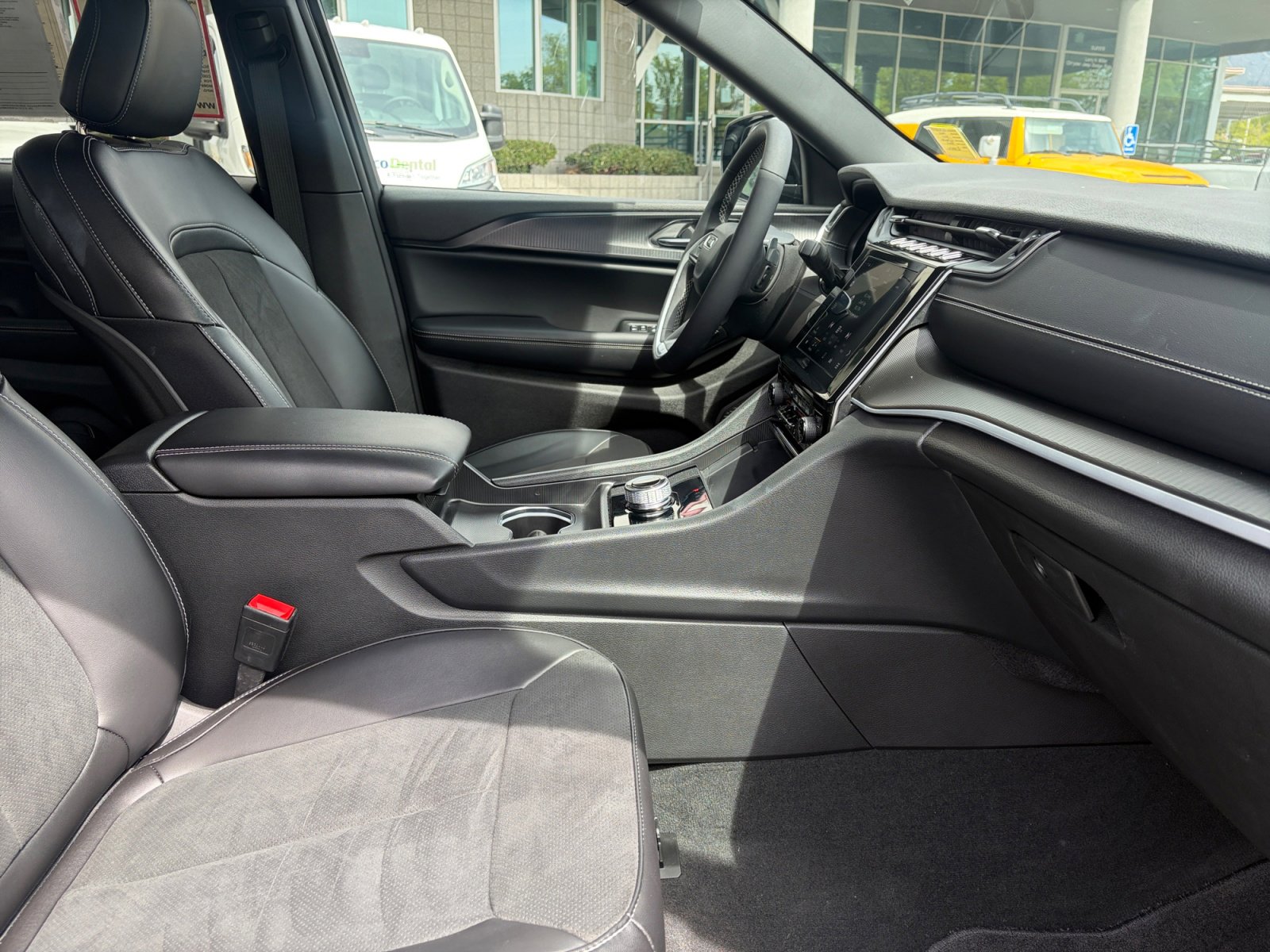 Used 2025 Jeep Grand Cherokee Altitude image 29