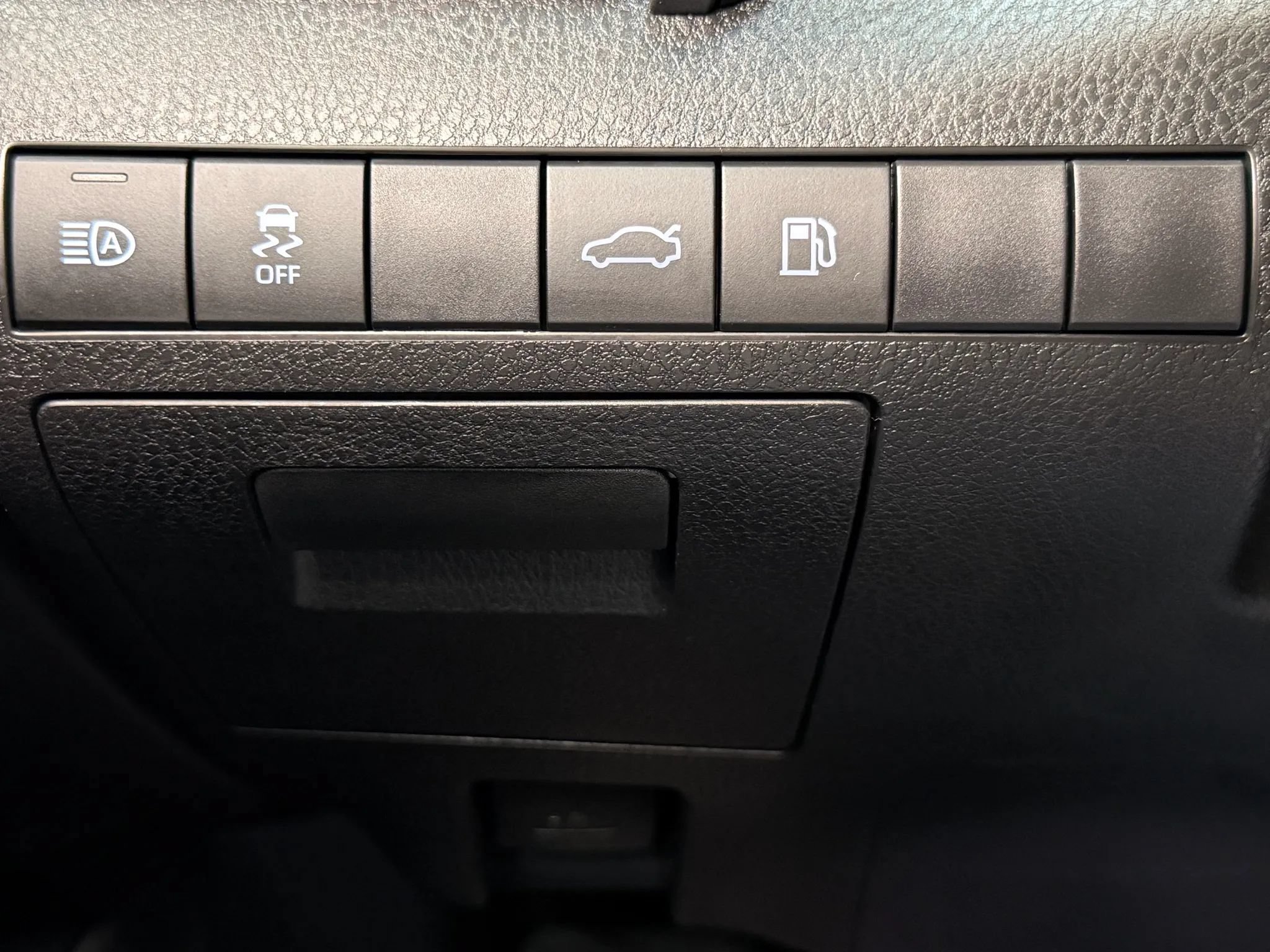Used 2018 Toyota Camry SE w/ Audio Package FWD image 24