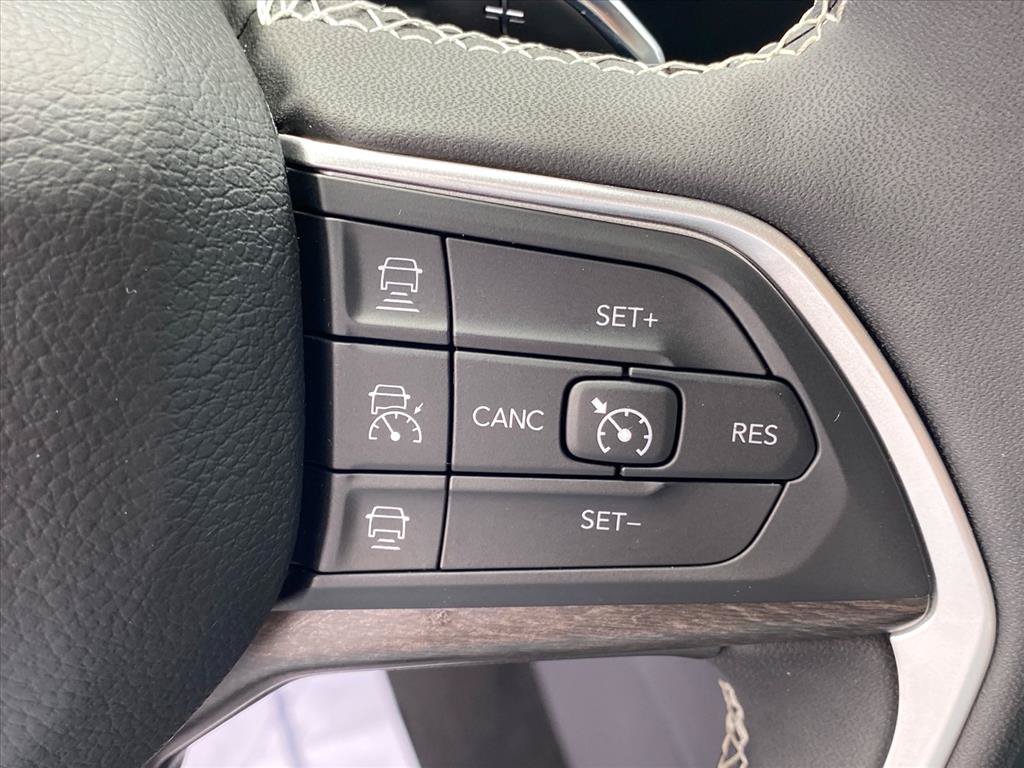 Used 2025 Jeep Grand Cherokee L Limited w/ Luxury Tech Group II AWD/4WD image 18