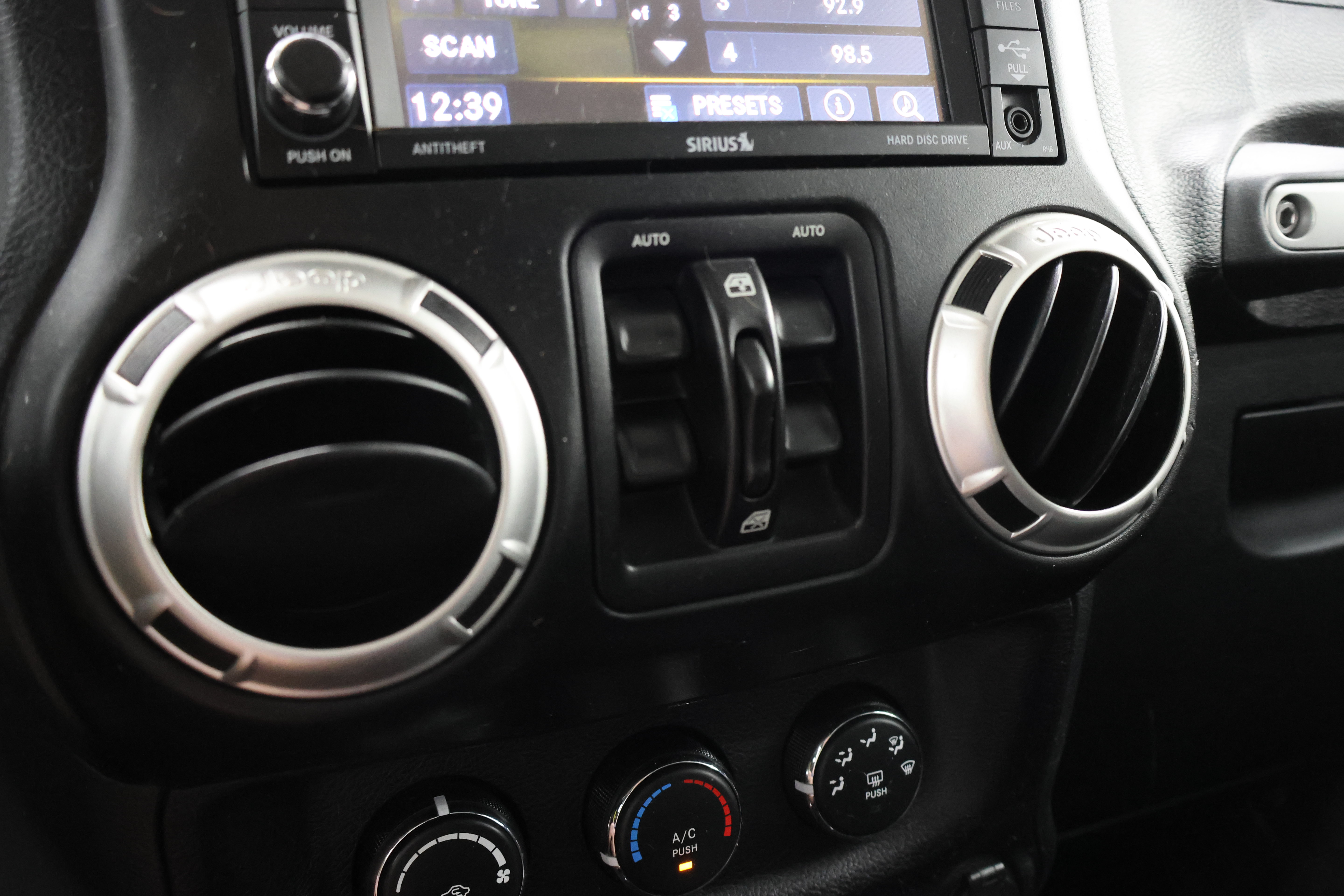 Used 2017 Jeep Wrangler Unlimited Sahara w/ Connectivity Group AWD/4WD image 39