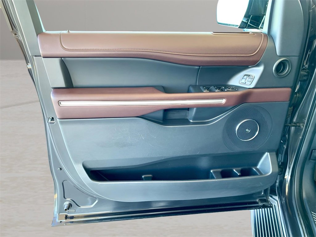 Used 2024 Ford Expedition Limited image 11