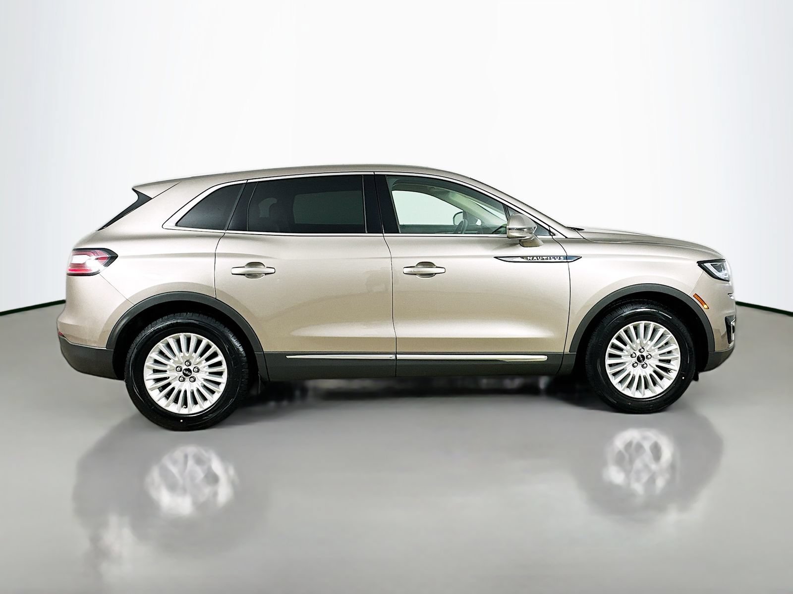 Used 2019 Lincoln Nautilus FWD image 4